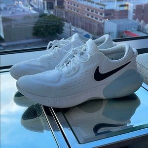 NIKE RUNNIN SIZE 8.5
